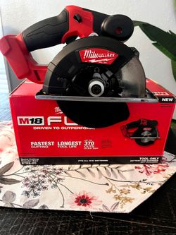 Milwaukee M18 FUEL 18V Brushless Cordless Metal Cutting 5-3/8in Circular Saw Missing Blade TOOL ONLY