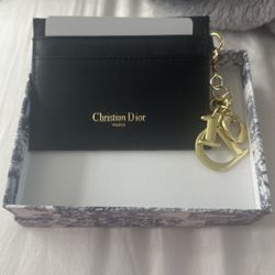 Tarjetero Dior viene con su llavero Christian Dior y su caja