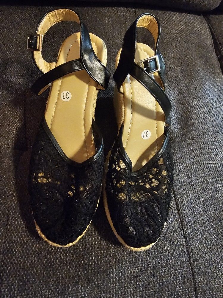 Brand NEW Wedges Size 6