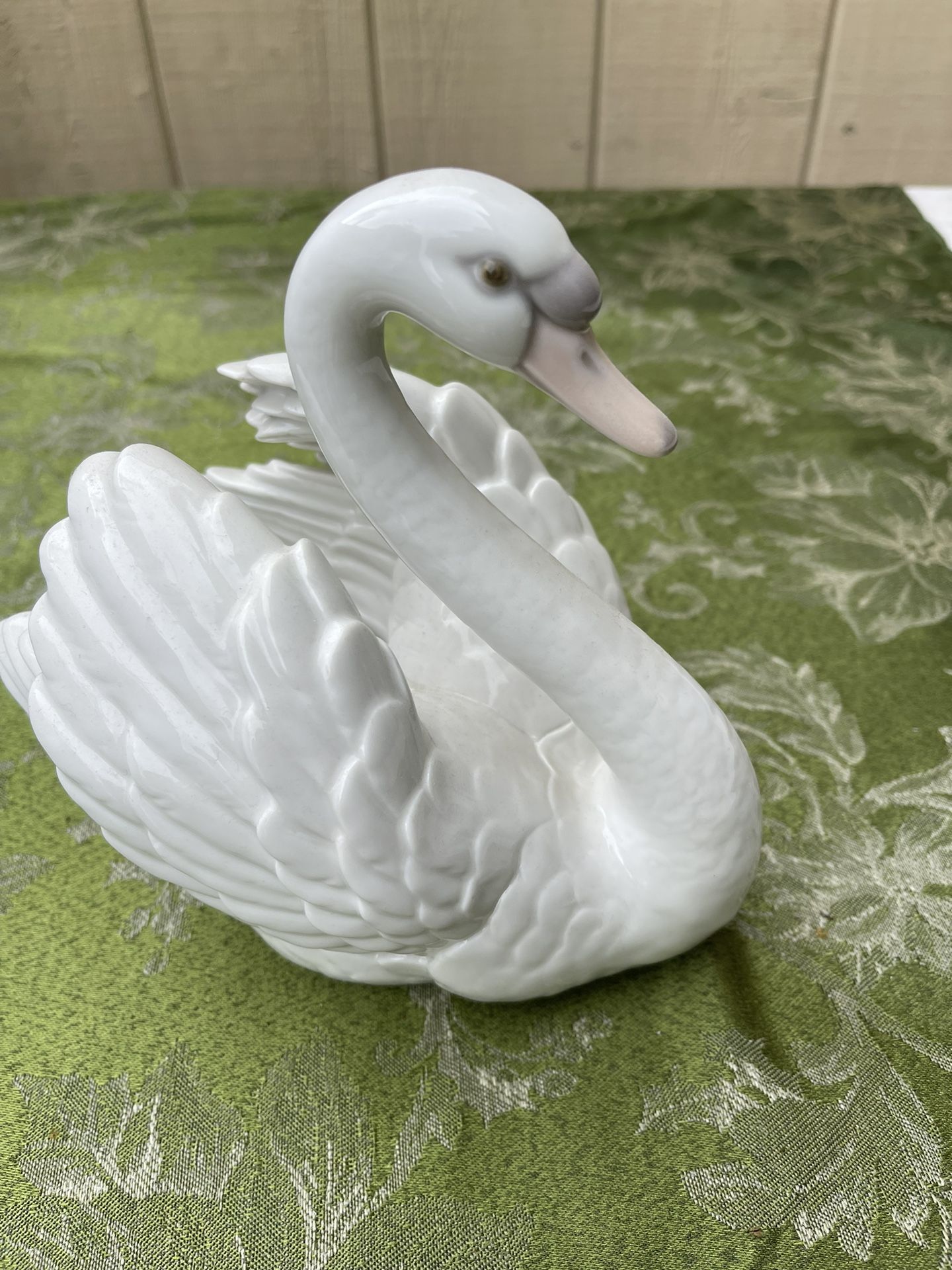 Lladro Porcelain Swan With Wings Spread #5231