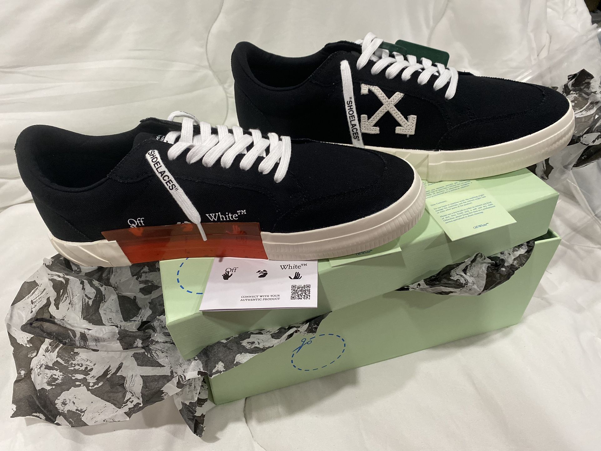 OFF-WHITE LOW VULCANIZED CANVAS SNEAKERS (BLACK/WHITE) EU46/US12