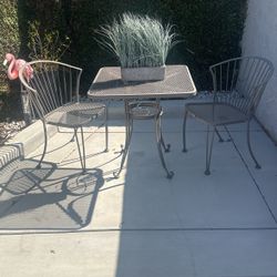 Table and Two Chairs. Color Grau