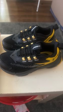Tennis shoes