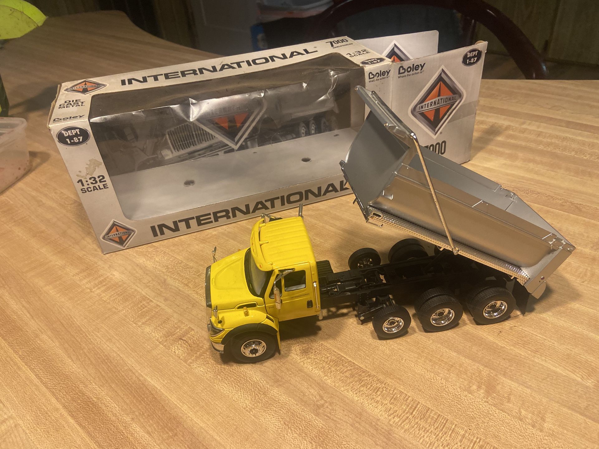 1:32 Semi Dump Truck Boley 