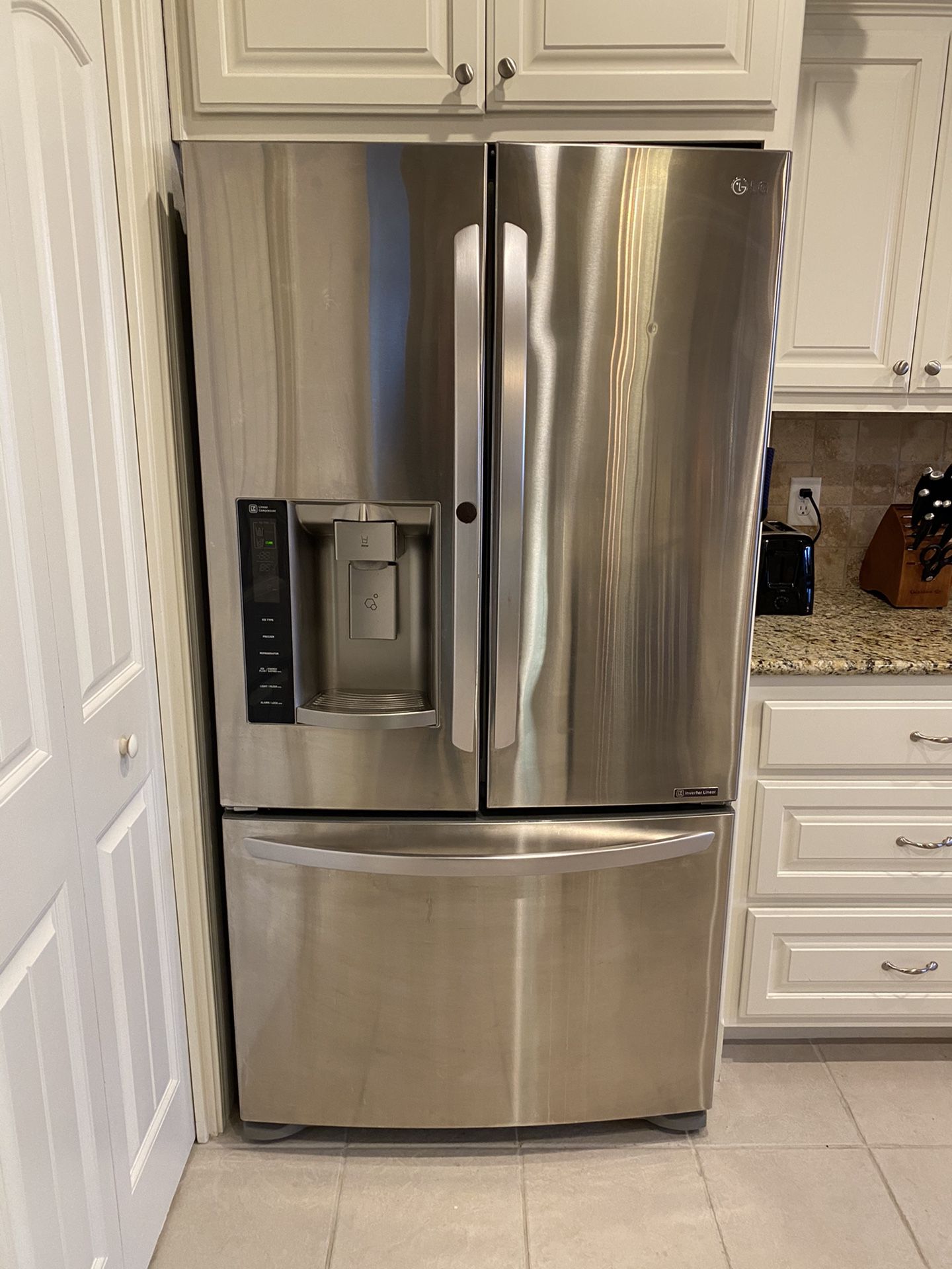 LG French Door Refrigerator w Ice Maker & Chilled Water Dispenser