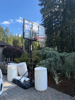 Portable adjustable height basketball hoop