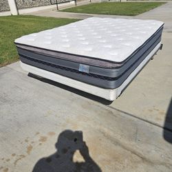 Beautiful Queen Size Bed With Mattress 