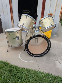 Pearl Forum Series 4 piece drumset