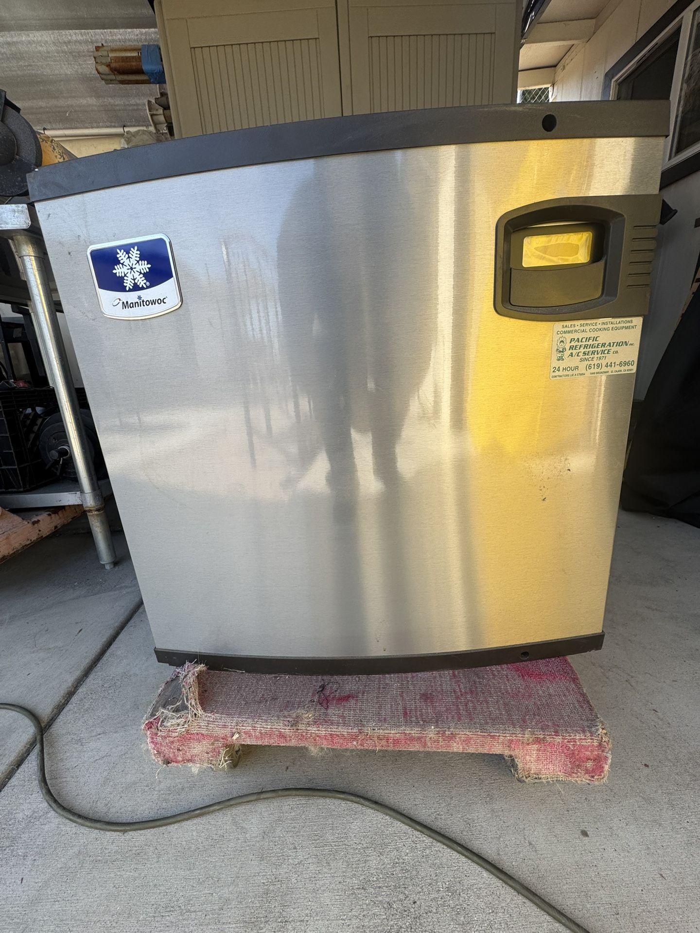 Manitowoc ICE Maker (Cube Type Ice)