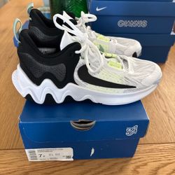 Nike Giannis Immortality 2 Basketball Shoes Size 7 Youth | Fits Men’s 7 / Women’s 8.5