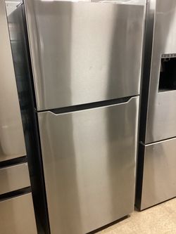 Insignia 30 in. 18 cu.ft. Top Freezer Refrigerator New Scratch and Dent