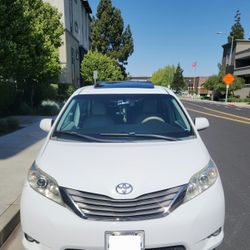 2011 Toyota Sienna XLE Clean Title 8 Seater