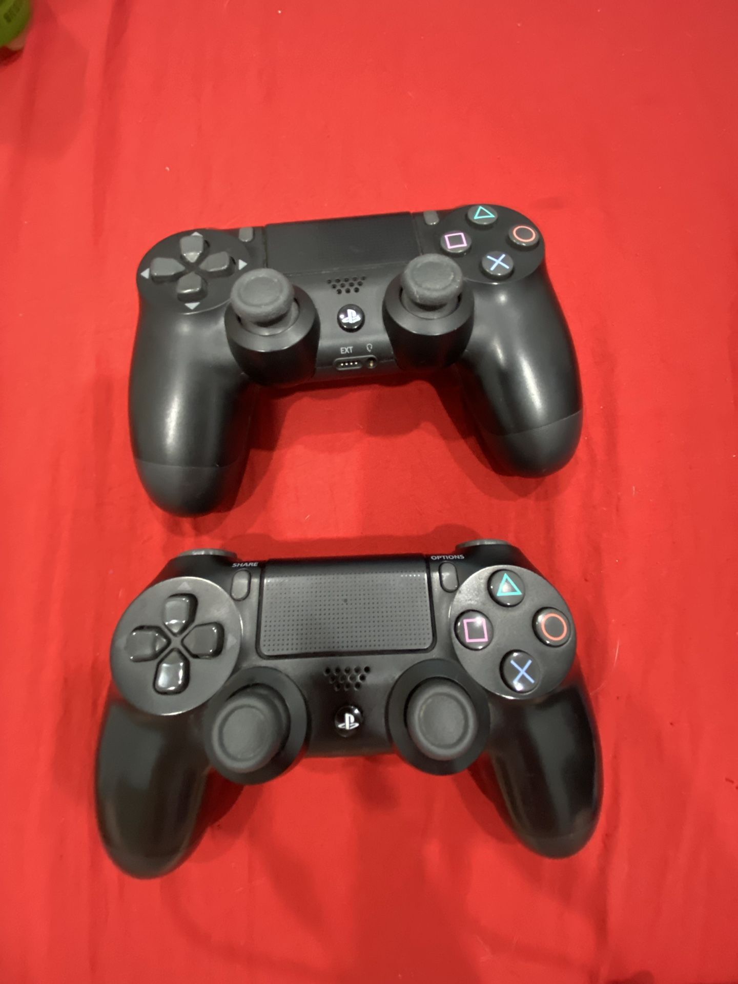 2 PS4 controllers