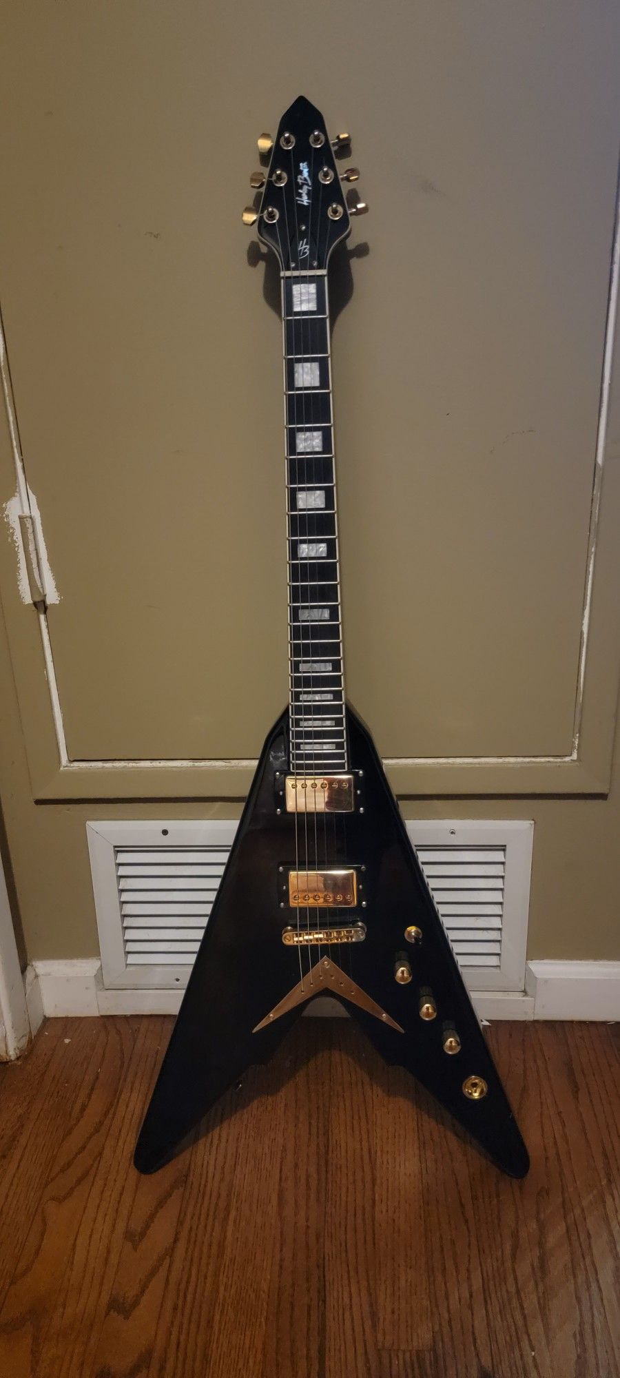 (WITH CASE) Harley Benton Victory Plus BK Vintage Series Flying V