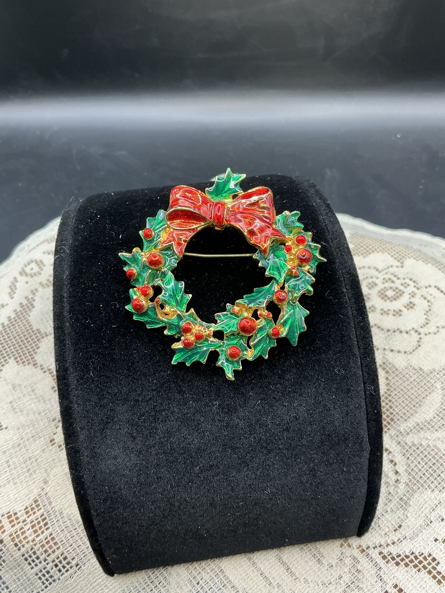 VTG Christmas Wreath Pin Brooch Green Red Gold Tone Enamel
