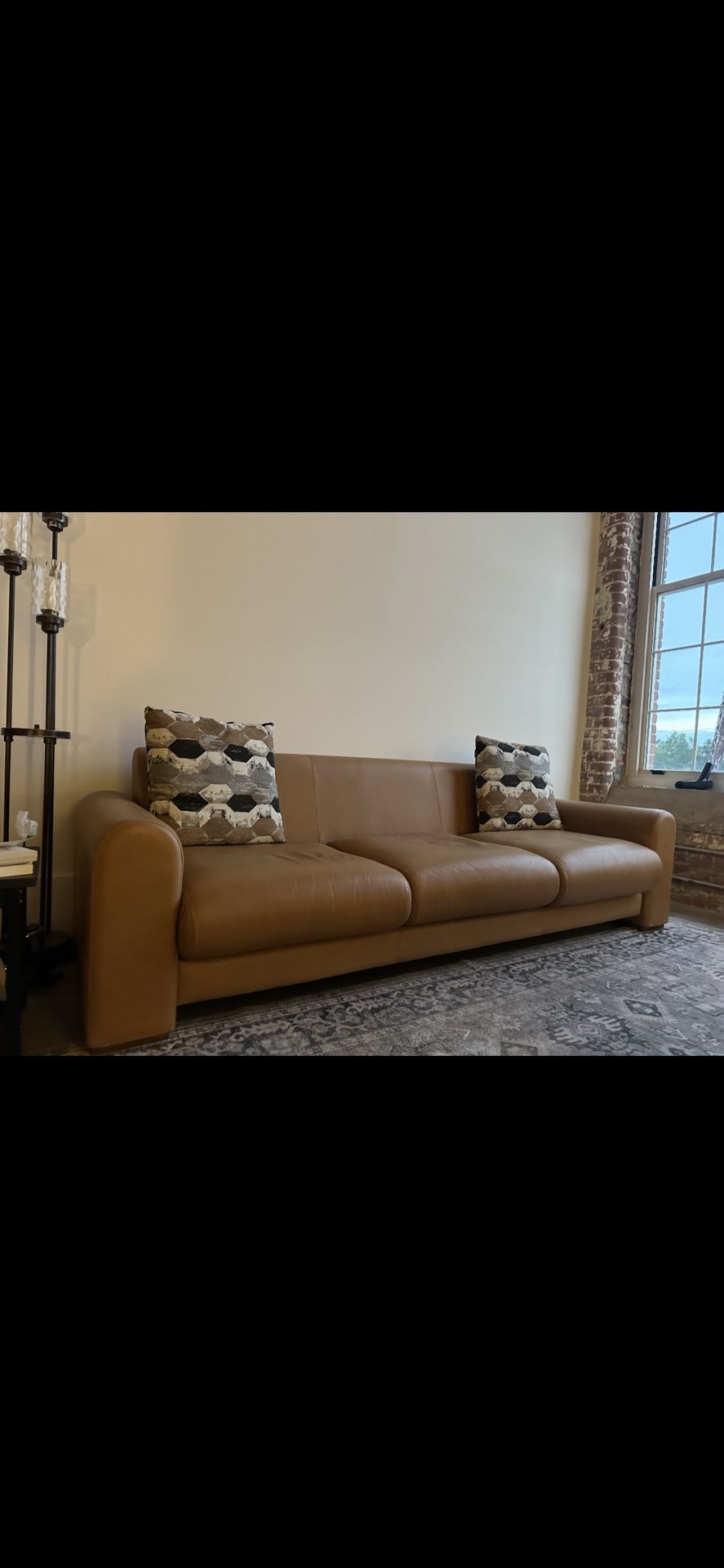 🔥 100% Genuine Leather Couch – Need Gone This Week! Negotiable 🔥