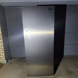 "FRIGIDAIRE" STAINLESS STAND UP FREEZER IN GOOD CONDITION  90 DAYS OF WARRANTY AND DELIVERY FREE