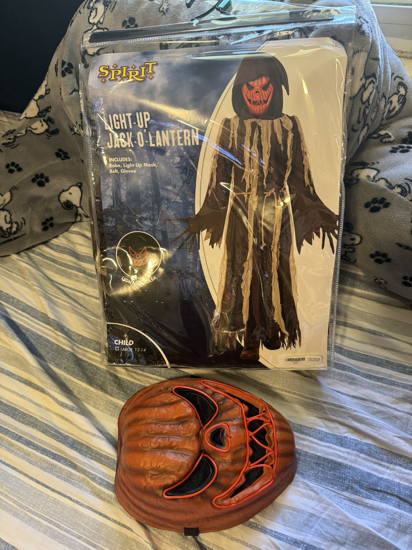 SIGHT -UP JESK-O-LANTERN INCLUDES: Robe, Light-Up Mask, Belt, Gloves / Boy Size - 12-14 / New