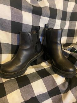 MIA black Chelsey BooTs size 6 CUTE!