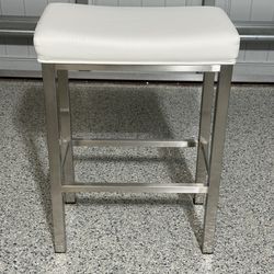 COUNTER HEIGHT BAR STOOLS