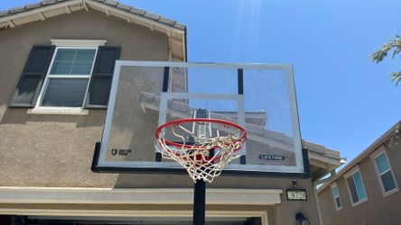 Lifetime shatter proof portable basketball hoop