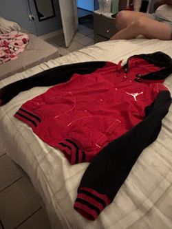 Jordan sweater brand new worn 3 times.!