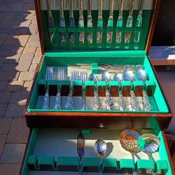 Heritage Pattern 1847 Rogers Brothers Service For 12 New Untarnished Dinnerware In Chest. Cash Only Please