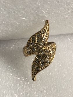 BEAUTIFUL LADIES RING SIZE 9