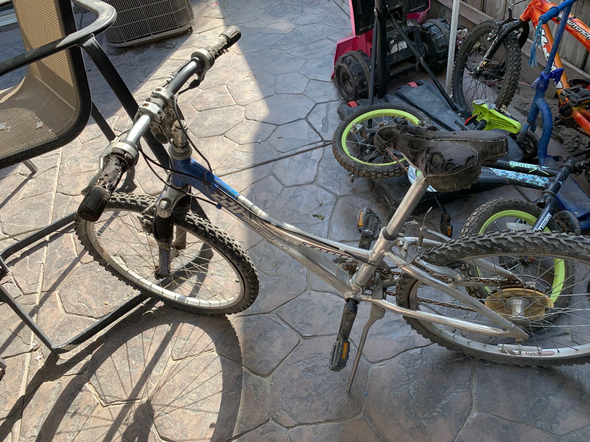 Trek bike 🚲 and 2 more magna