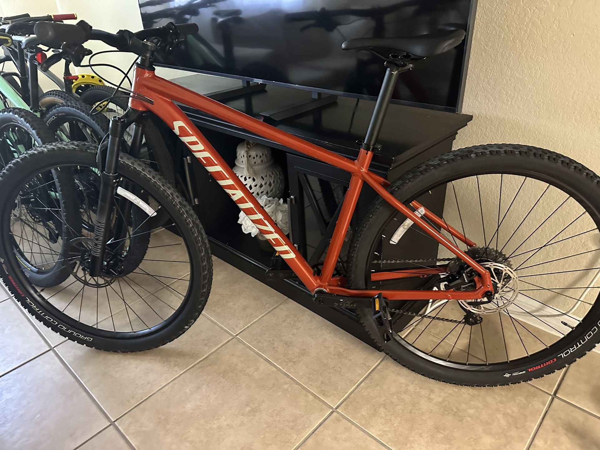 Bike specialized Rockhopper hydraulic brakes Lebel components chimano Deore 29”