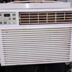 GE  Air Conditioner Window Unit. {12100 BTU }