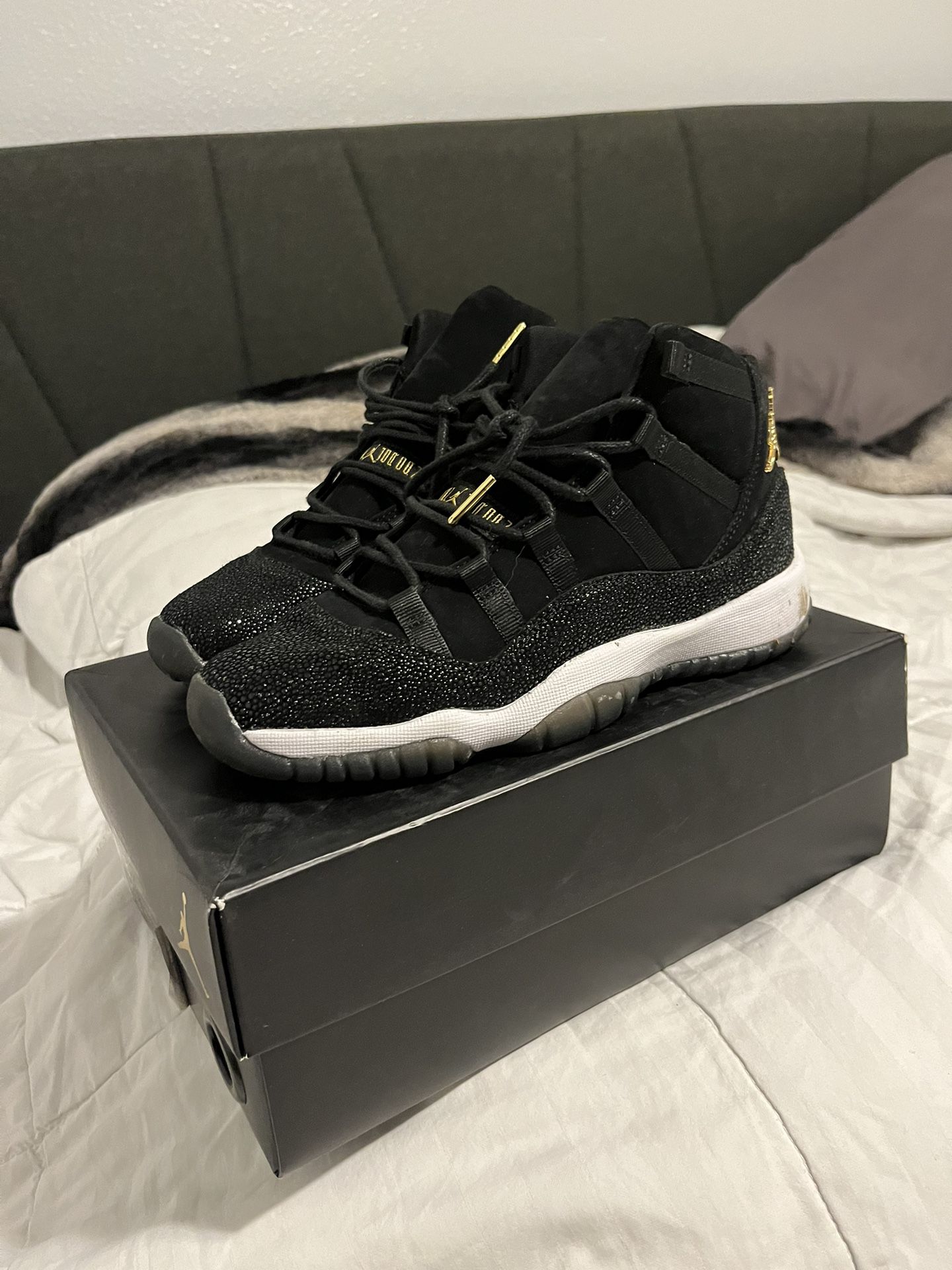 AIR JORDAN 11 HEIRESS BLACK AND GOLD (SIZE 6.5 WOMANS)