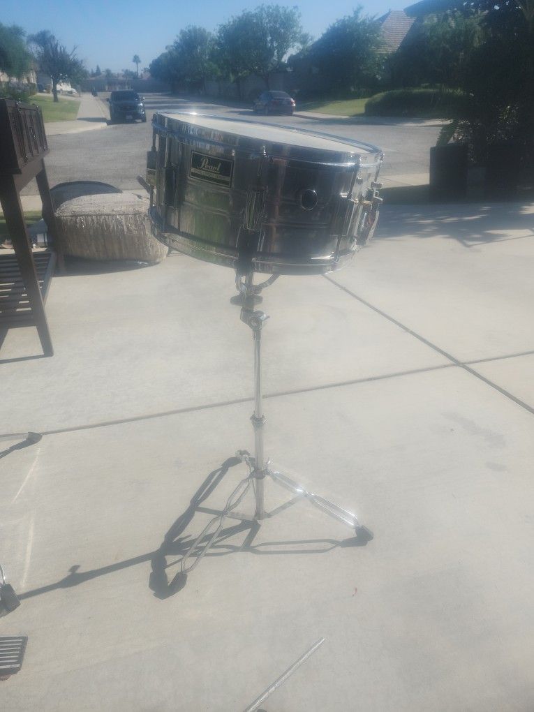 Pearl Export Series Snare Drum And Stand .