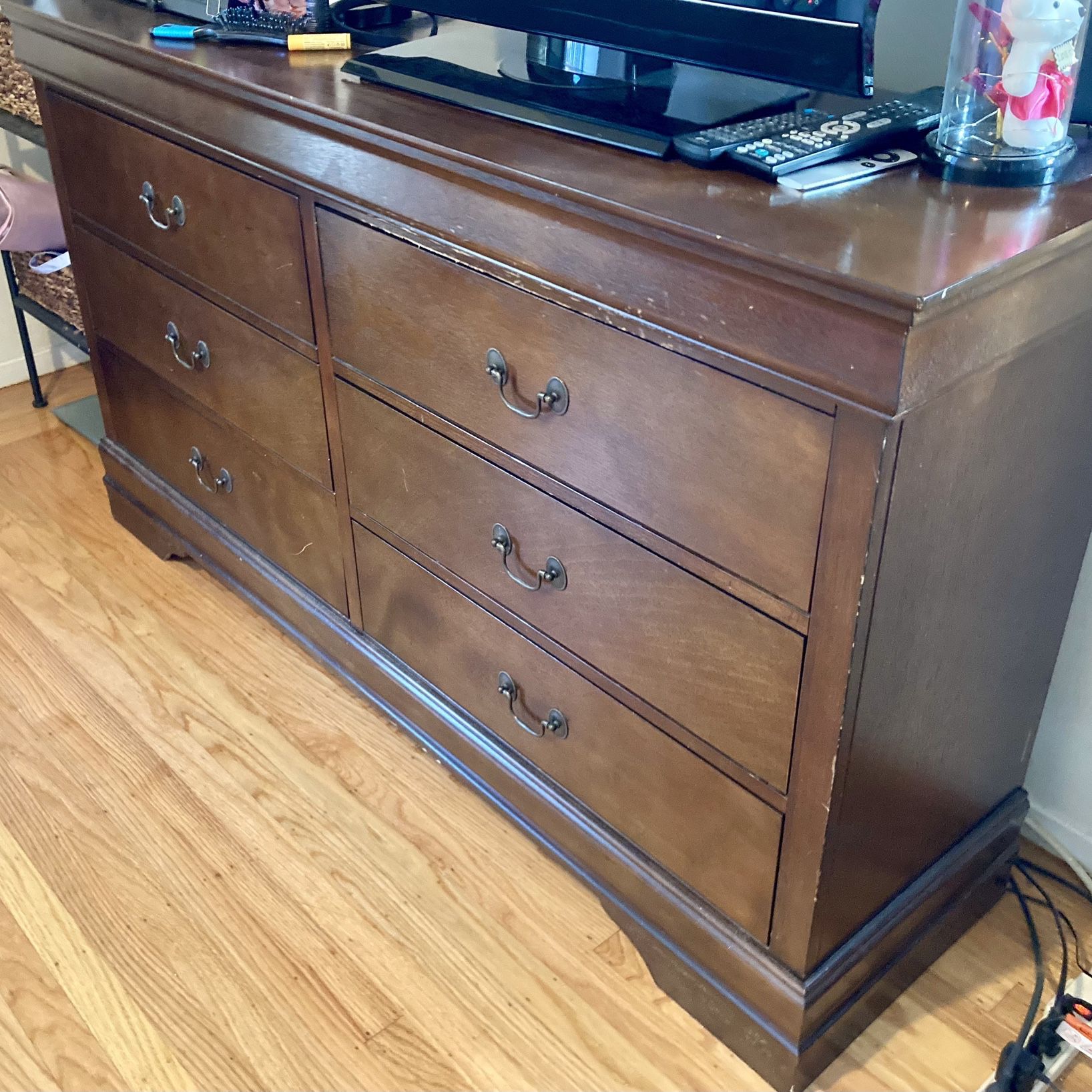 Beautiful chest of drawers / dresser