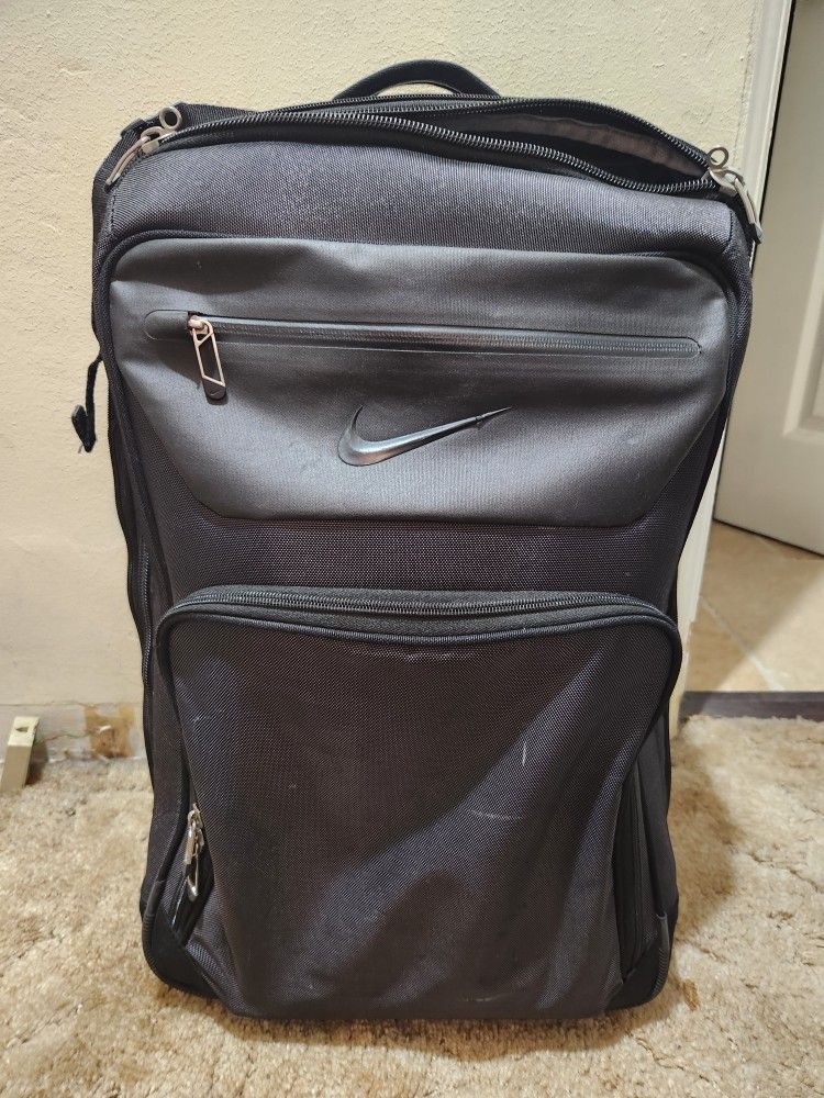 golf backpack nike departure Performance Durable construction designed for everyday training and travel Max Air shoulder straps provide cushioning and breathable comfort Dedicated wet/dry compartment separates gear and essentials Spacious main compartment with internal organization Internal laptop sleeve fits most 15 devices Side pockets offer quick access to water bottles or small items Designed for athletes on the go Nike Departure Golf Backpack Black