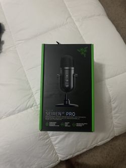 Razer Seiren v2 pro microphone with boom arm