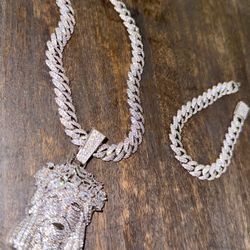 CUBAN LINK CHAIN BRACELET & JESUS PENDANT