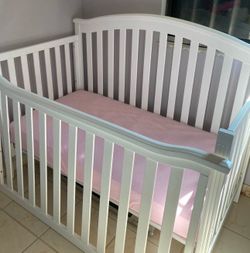 White Wooden Baby crib. New matress and sheets included