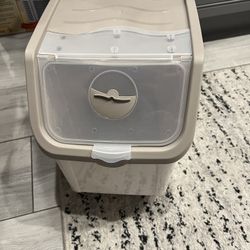 Pet Food Receptacle 