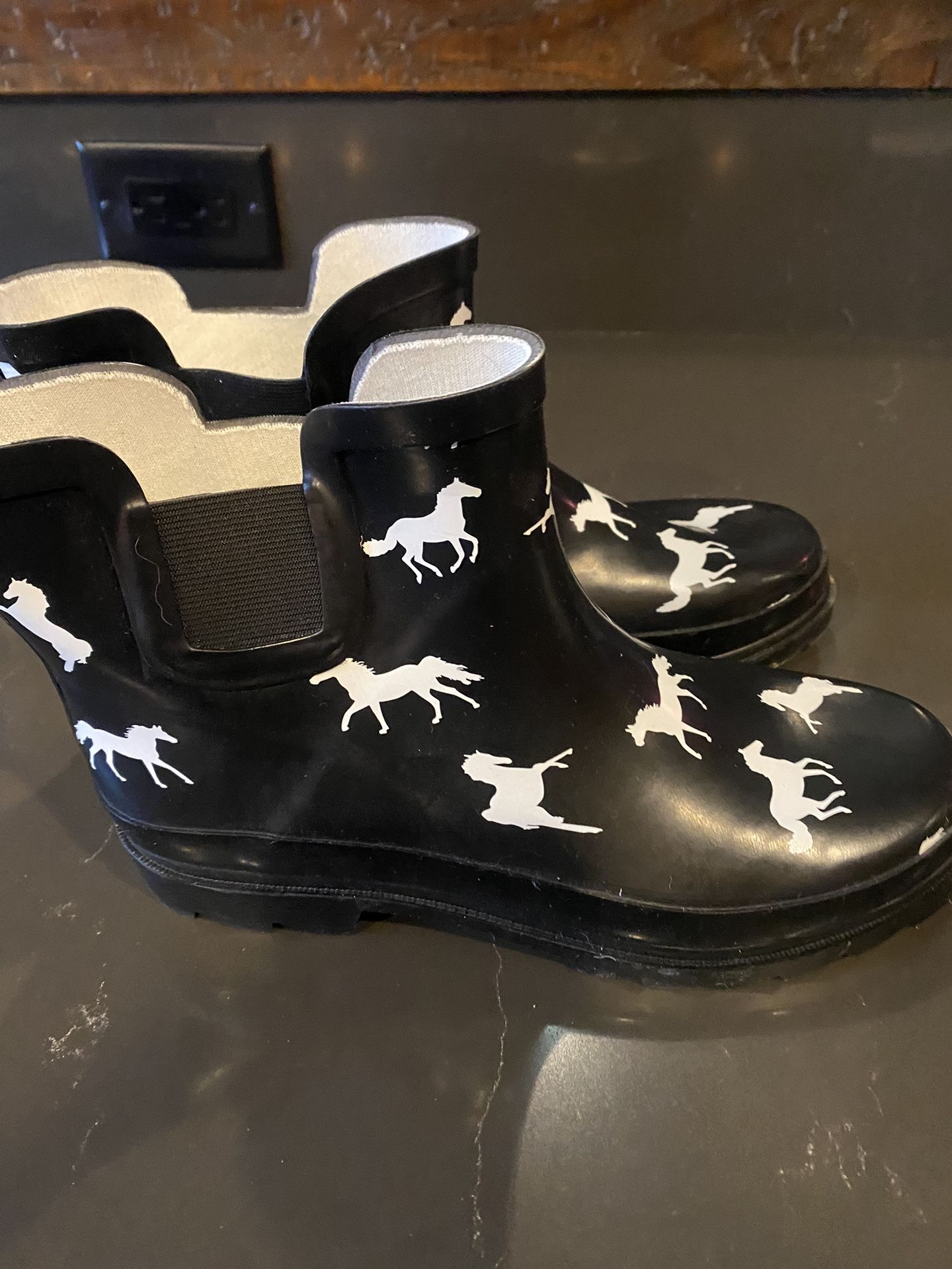 Woman’s Short Rubber Boots With Horses Size 9