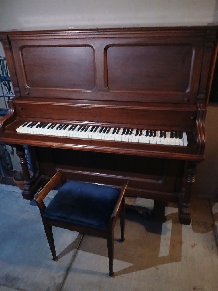 1910 Upright Piano