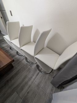 Set of 4 modern white chairs