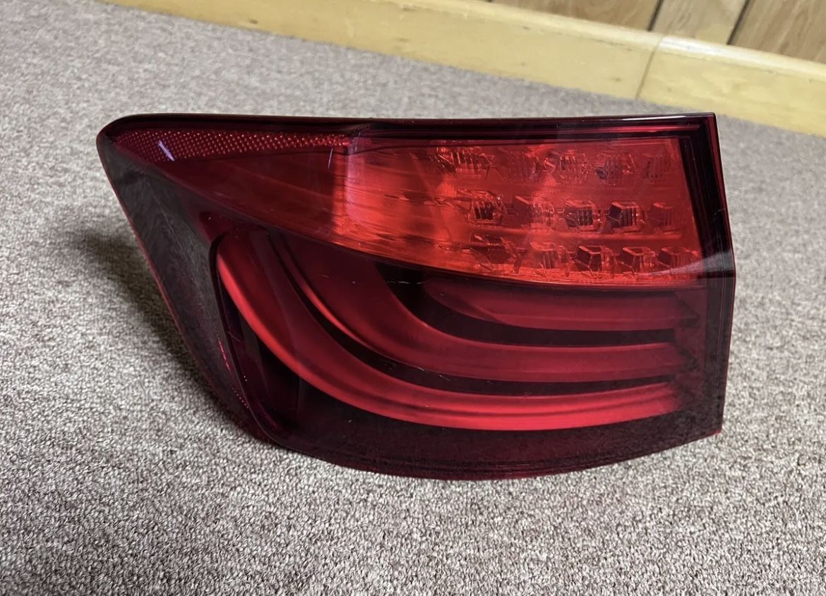 2011 BMW 550i Xdrive Driver Side Tail Light