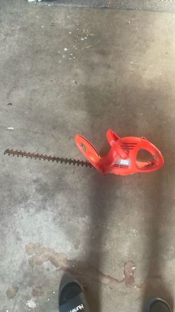 Electric hedge trimmer