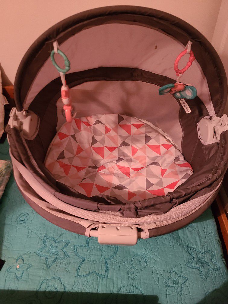 Fisher-Price Portable Bassinet And Play Space On-The-Go Baby Dome 

