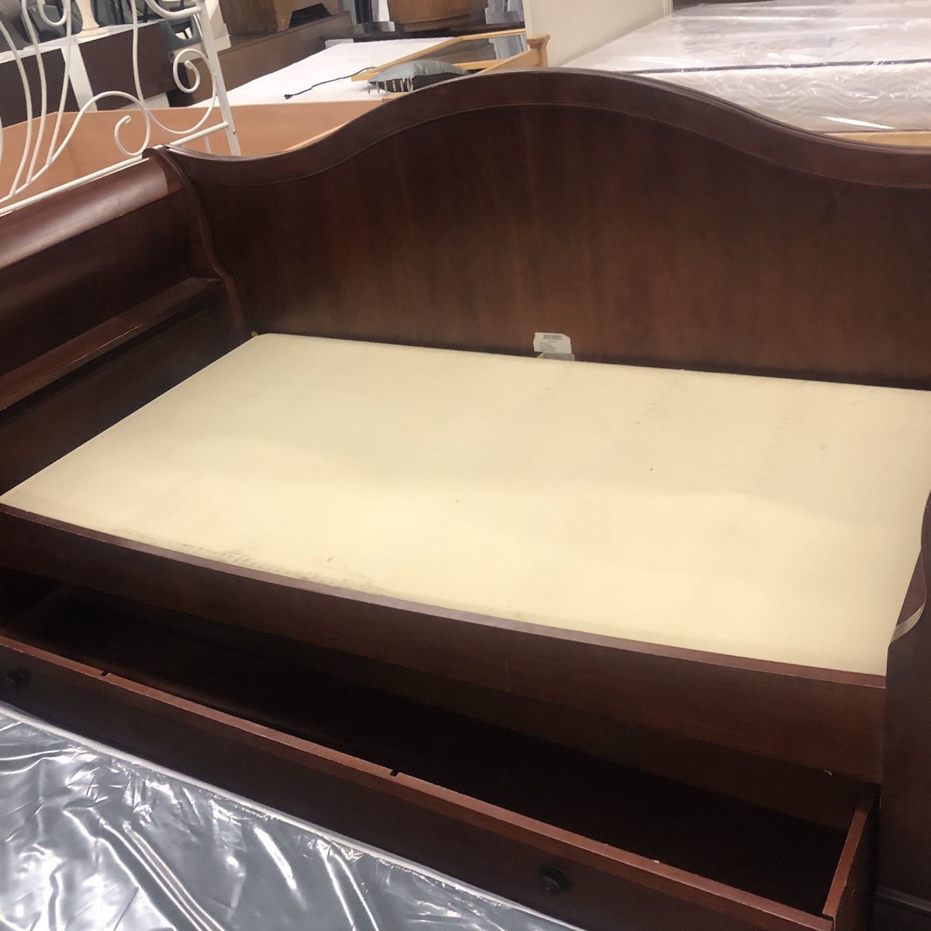 Beautiful Solid Wood Twin Size Trundle  Sleigh Bed