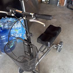 Steerable knee walker