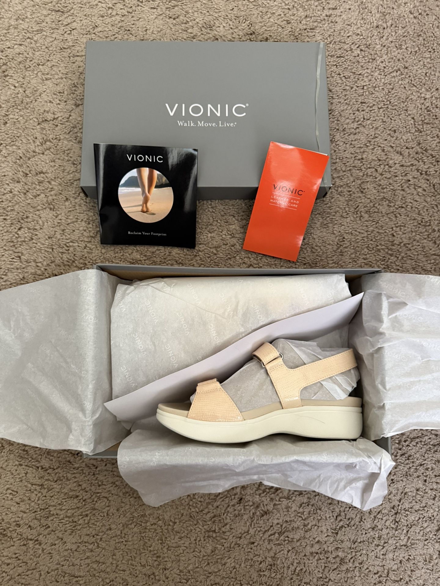 VIONIC Women’s Sandals / Shoes / Cream Leather / Size 6 1/2 / Width: M