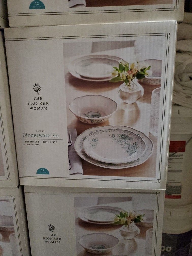 The Pioneer Women Dinnerware Btand New