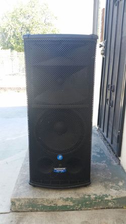 Bocina Mackie amplificada